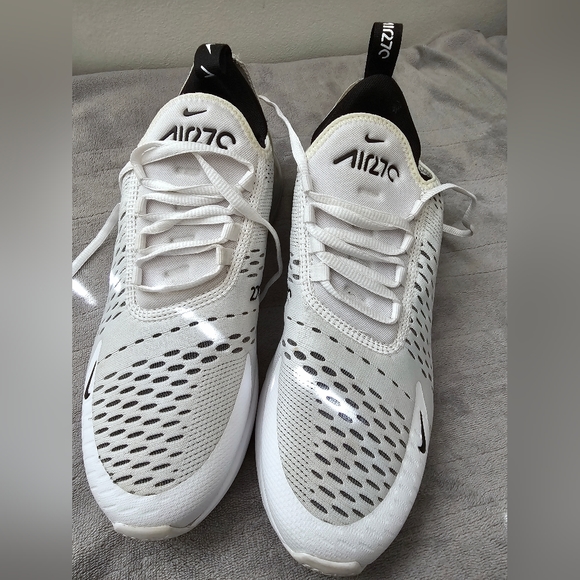 Nike Women's Air Max 270 Shoes - Picture 4 of 7